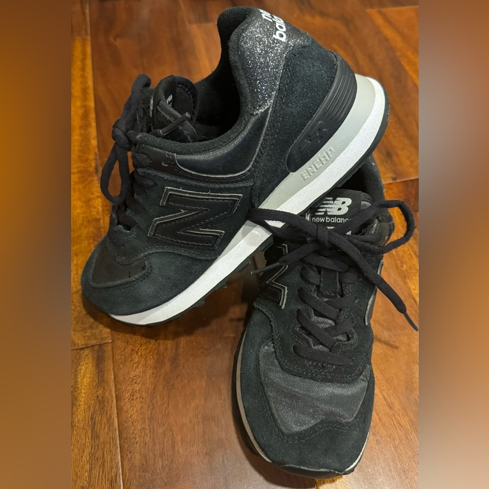 Excellent condition New Balance 574 sneaker, size 6 women’s.